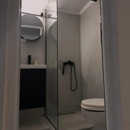 Modern & Comfortable House דירה ניאה מודאניה