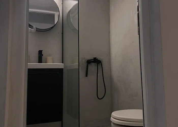 Modern & Comfortable House דירה ניאה מודאניה